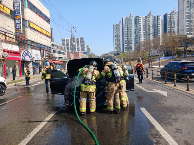 1일 오전 포항시 북구 창포동 도로에서 발생한 차량 화재를 소방대원들이 진화하고 있다. 포항북부소방서 제공.