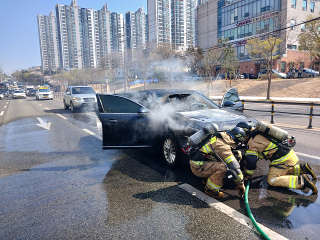 1일 오전 포항시 북구 창포동 도로에서 발생한 차량 화재를 소방대원들이 진화하고 있다. 포항북부소방서 제공.