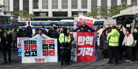 숱한 논란 낳은 윤 대통령 탄핵심판… 헌재 신뢰도 갉아먹었다