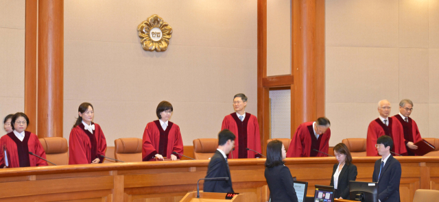 문형배 헌법재판소장 권한대행을 비롯한 헌법재판관들이 27일 일반 헌법소원 사건 선고를 위해 서울 종로구 헌법재판소 대심판정에 입장하고 있다. 연합뉴스
