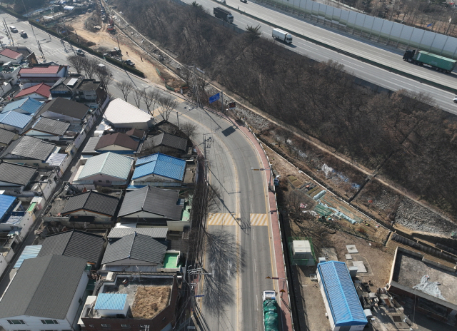 구미시 신평동 칠성로 주택단지 앞 곡선부 개선사례. 개선 전 평균 3.3건의 교통사고가 최고제한속도하향 등 개선 후 0건으로 100% 감소했다. 한국도로교통공단 제공