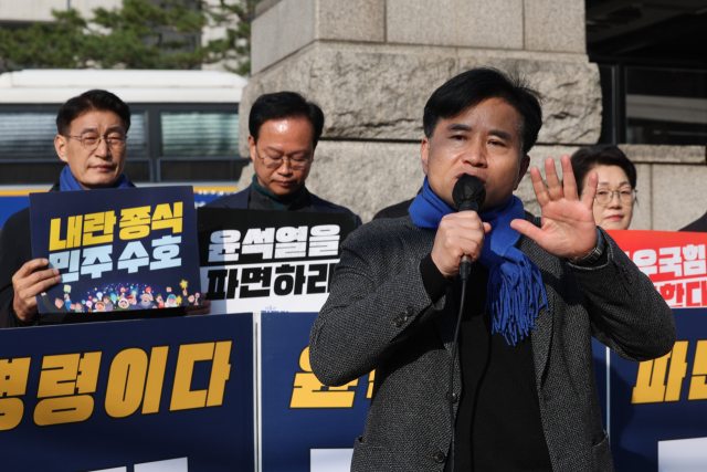 윤석열 대통령에 대한 탄핵 심판 선고를 앞둔 31일 서울 종로구 헌법재판소 앞에서 더불어민주당 이병진 의원이 탄핵 촉구 발언을 하고 있다. 연합뉴스
