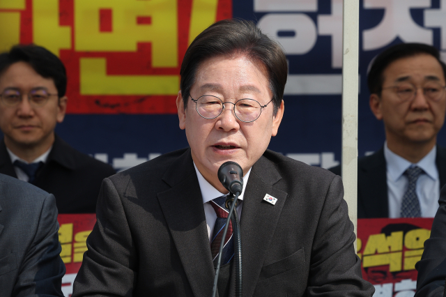 더불어민주당 이재명 대표가 2일 종로구 광화문 천막당사에서 열린 최고위원회의에서 발언하고 있다. 연합뉴스