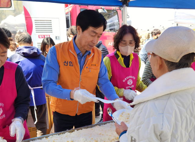 삼익신협 박종식 이사장이 1일 대구 달서구 두류공원 내 문화예술회관 앞에서 무료급식 봉사를 하고 있다.