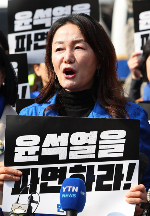 헌재 앞 민주 이재정 의원에 '발길질'… 60대男 檢송치