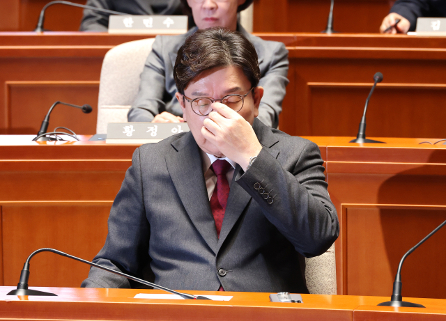 국민의힘 권성동 원내대표가 2일 국회에서 열린 의원총회에 참석해 자리하고 있다. 연합뉴스