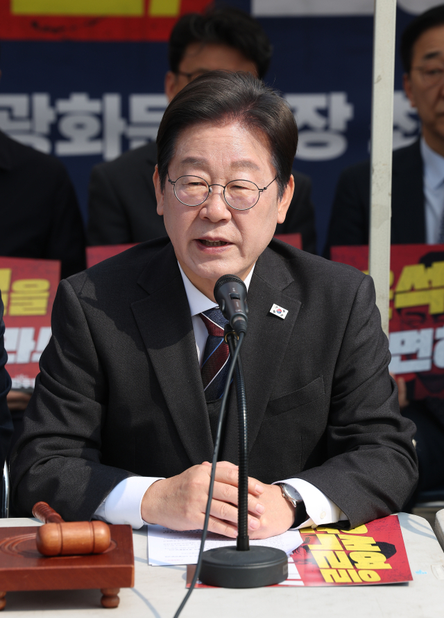 더불어민주당 이재명 대표가 2일 종로구 광화문 천막당사에서 열린 최고위원회의에서 발언하고 있다. 연합뉴스