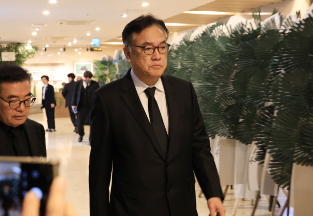 2일 오후 부산 해운대구 해운대백병원 장례식장에 차려진 장제원 전 국회의원 빈소에 정진석 대통령실 비서실장이 조문을 위해 방문하고 있다. 연합뉴스