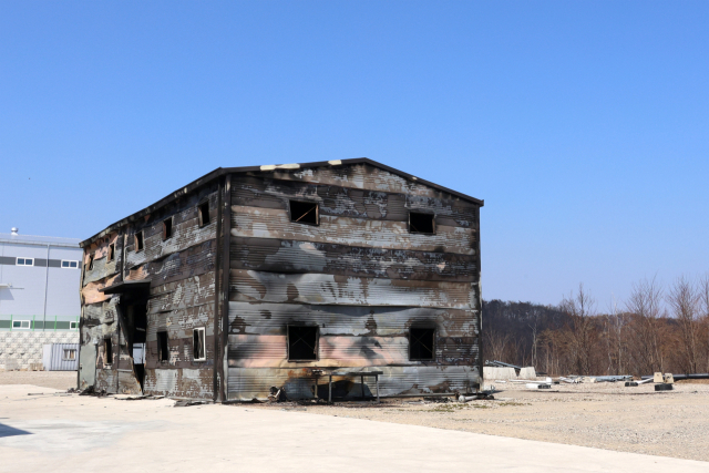 2일 경북 영덕군 영덕읍 매정리 영덕제2농공단지 내 동신 자재창고가 산불로 불에 타 있다. 연합뉴스