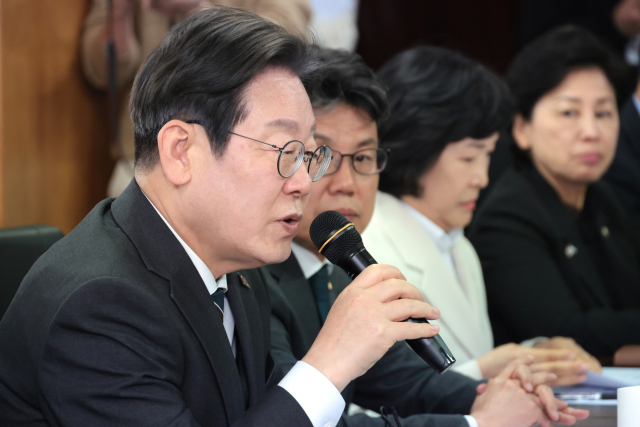 더불어민주당 이재명 대표가 2일 서울 영등포구 소상공인연합회 대회의실에서 열린 더불어민주당-소상공인연합회 민생경제 현장 간담회에서 발언하고 있다. 연합뉴스
