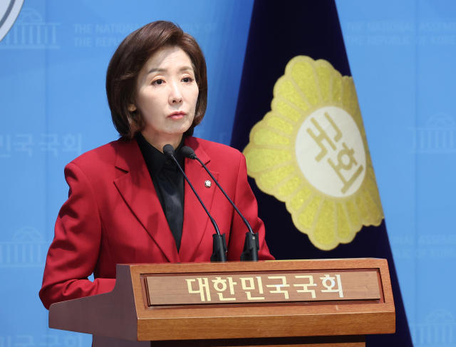 국민의힘 나경원 의원이 2일 서울 여의도 국회 소통관에서 윤석열 대통령 탄핵 심판 선고 등 현안 관련 기자회견을 하고 있다. 연합뉴스