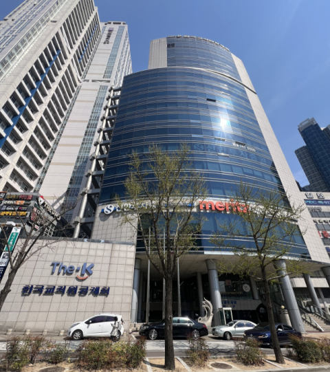 대구 범어네거리 '교직원공제회' 건물 매물 나온다