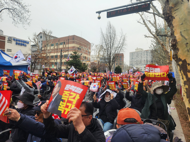 2일 자유통일당 등 윤 대통령 탄핵 반대를 외치는 보수단체는 안국역 5번 출구 앞에 농성장을 차려 거듭 