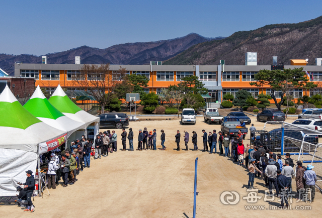 2일 경북 안동시 길안중학교에서 산불 피해로 터전을 잃은 이재민들이 무료 급식소를 찾아 배식을 받기 위해 줄을 서고 있다. 산불 진화 닷새가 지났지만 집으로 돌아가지 못한 이재민은 이날 15시 기준 3275명에 이른다. 안성완 기자 asw0727@imaeil.com
