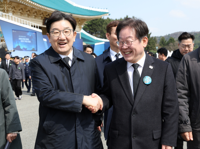 더불어민주당 이재명 대표와 국민의힘 권성동 원내대표가 28일 국립대전현충원에서 열린 10회 서해수호의날 기념식을 마친 뒤 행사장을 나오며 악수하고 있다. 연합뉴스