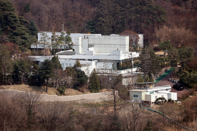 윤석열 대통령 탄핵 심판 선고일이 오는 4일로 정해진 1일 서울 용산구 한남동 대통령 관저 주변이 인적없이 조용하다. 윤 대통령 대리인단은 탄핵 심판 선고일에 윤 대통령이 직접 출석할지 정해지지 않았다고 밝혔다. 연합뉴스