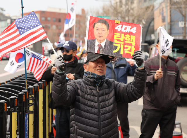 2일 서울 용산구 대통령 관저 인근에서 윤석열 대통령 지지자들이 탄핵기각을 외치고 있다. 연합뉴스