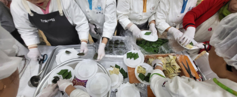 전국 한식대첩 요리 명인들, '닭죽 1500인분' 들고 산불 피해 안동 찾아