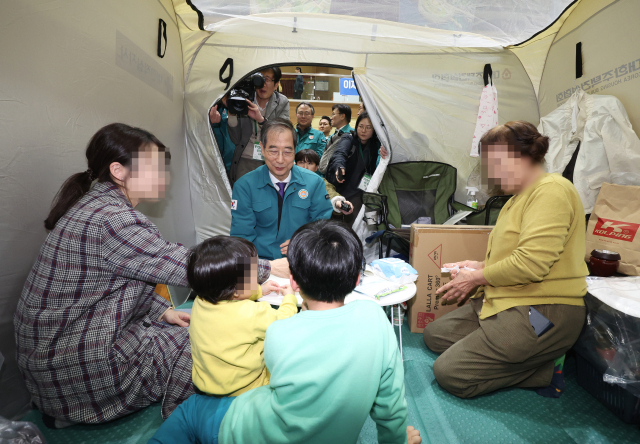 한덕수 대통령 권한대행 국무총리가 2일 경북 영덕군 국민체육센터에 마련된 산불 이재민 대피소에서 주민들을 위로하고 있다. 연합뉴스
