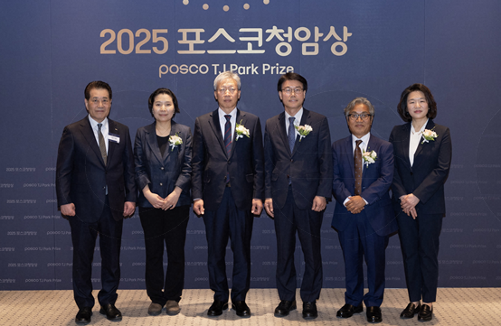 포스코청암재단이 2일 포스코센터에서 제19회 2025년 포스코청암상 시상식을 가졌다. 왼쪽부터 장인화 포스코청암재단 이사장, 박문정 포스텍 교수, 김진동 레이크머티리얼즈 대표이사, 전용석 포항명도학교 교장, 이철용 사단법인 캠프 대표, 추혜인 살림의원 원장. 포스코 제공