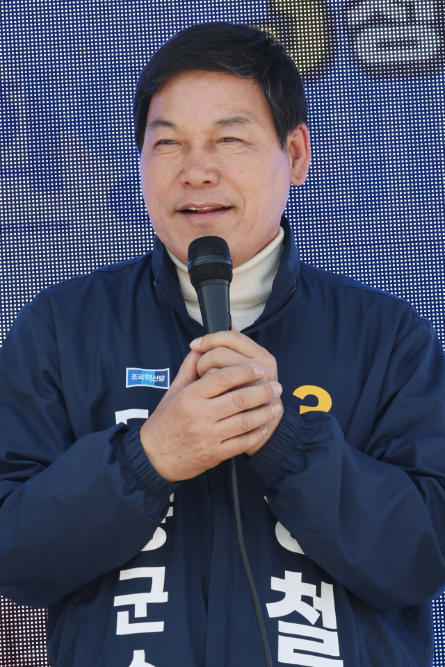 22일 오전 전남 담양시장 인근 도로에서 담양군수 재선거에 출마한 조국혁신당 정철원 후보가 유세하고 있다. 연합뉴스