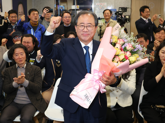 김석준 부산시교육감 후보가 2일 오후 부산 부산진구 선거사무소에서 당선이 유력하자 꽃다발을 들고 환호하고 있다. 연합뉴스