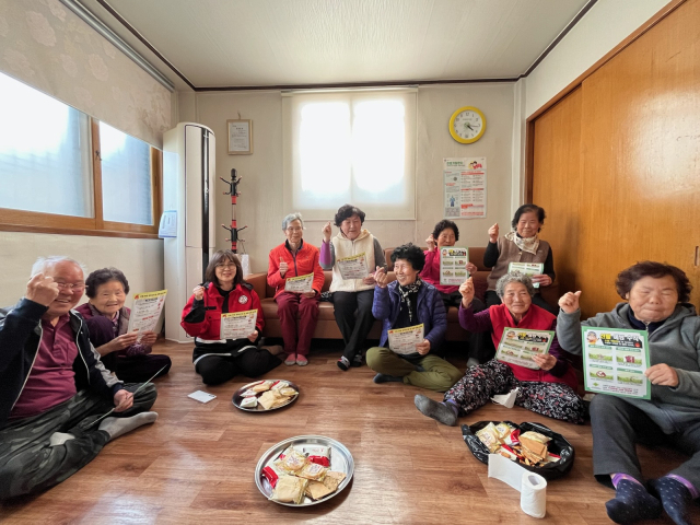 경산시 남천면의 한 경로당에서 주민 어르신들이 산불 예방 교육을 받고 있다. 경산시 제공