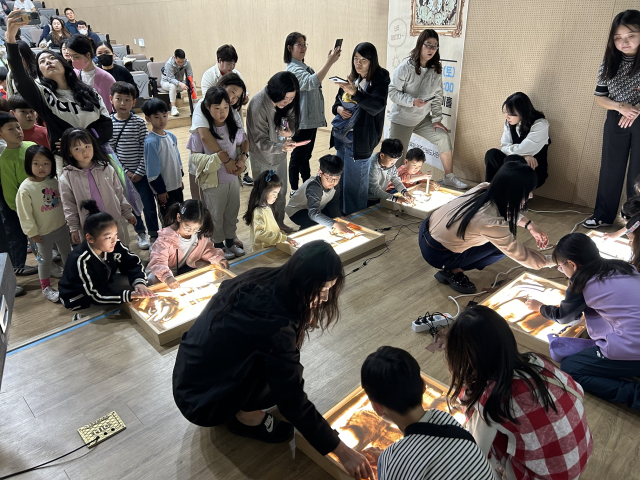 지난해 영주선비도서관이 도서주관에 마련한 체험프로그램에 지역 주민들이 참여하고 있다. 영주선비도서관 제공