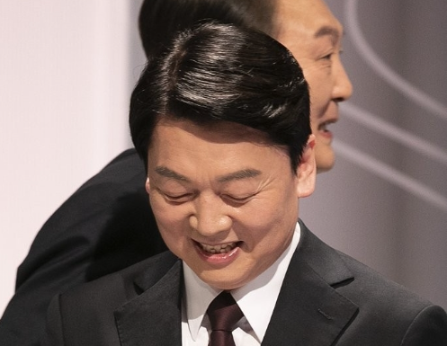 지난 2022년 2월 25일 열린 20대 대선 후보자 토론회에서 안철수 국민의당 후보(앞)와 윤석열 국민의힘 후보가 교차하고 있다. 연합뉴스