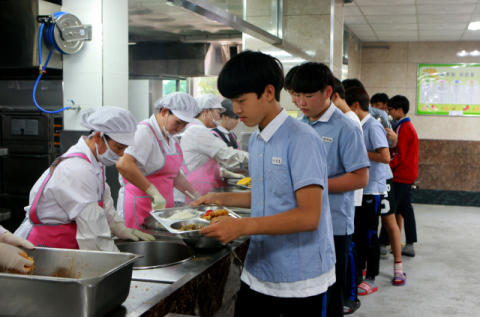 울진군 학교 급식 무상 지원한다