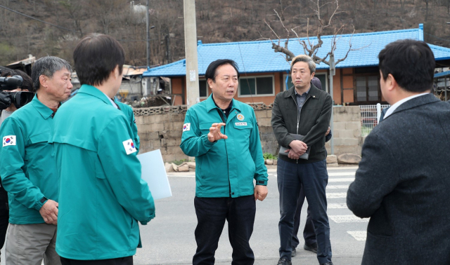안동시는 대형 산불로 삶터를 잃은 이재민들이 하루빨리 집으로 돌아갈 수 있도록 다양한 지원책을 추진하고 있다. 우선 4월까지 이재민들이 집단 대피소를 떠나 살 수 있는 임시 주거용 조립식 주택 공급을 마칠 계획이다. 안동시 제공