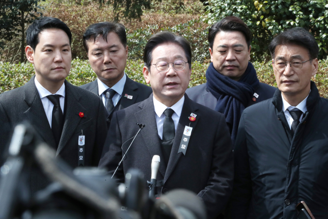 3일 오전 제주시 봉개동 제주4·3평화공원에서 열린 제77주년 제주4·3 희생자 추념식 직후 더불어민주당 이재명 대표가 취재진을 만나 질의응답하고 있다. 연합뉴스