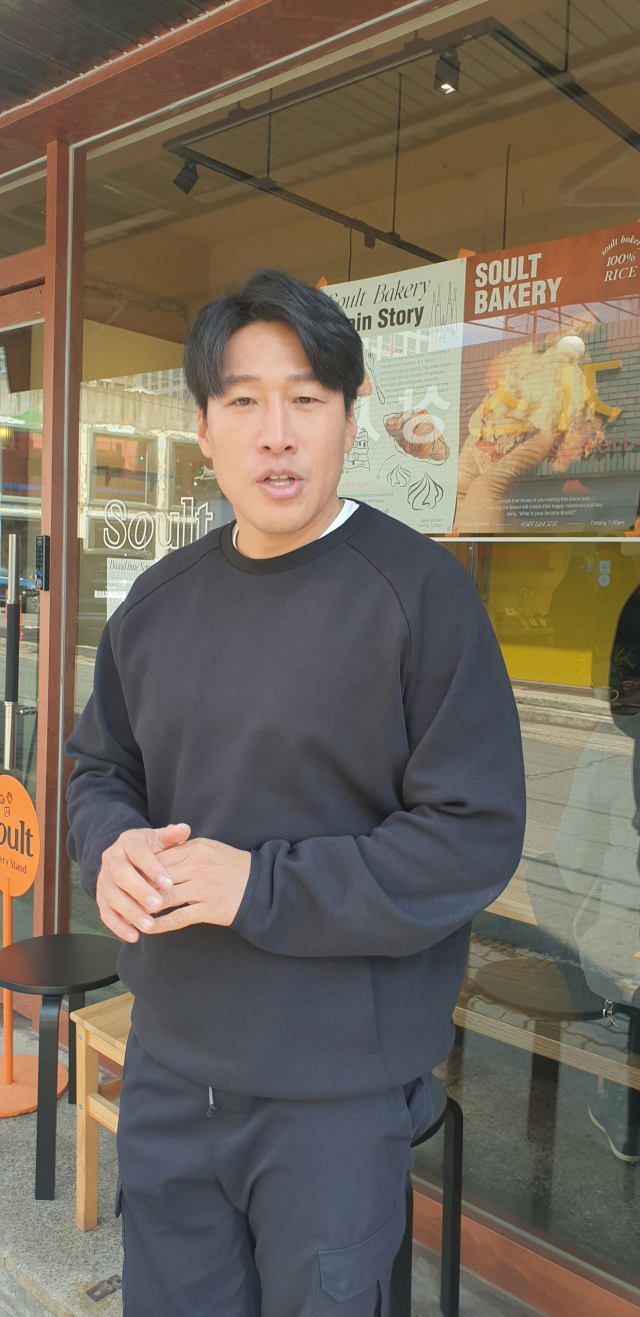 조태근 히야컴퍼니 대표가 자신의 베이커리 카페 앞에서 인터뷰를 하고 있다. 전창훈 기자