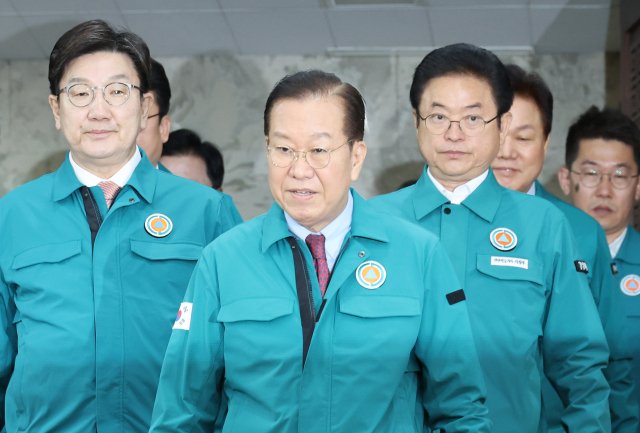 국민의힘 권영세 비상대책위원장과 권성동 원내대표(왼쪽), 이철우 경북도지사가 3일 서울 여의도 국회에서 열린 산불피해대책마련 당정협의회에 입장하고 있다. 연합뉴스
