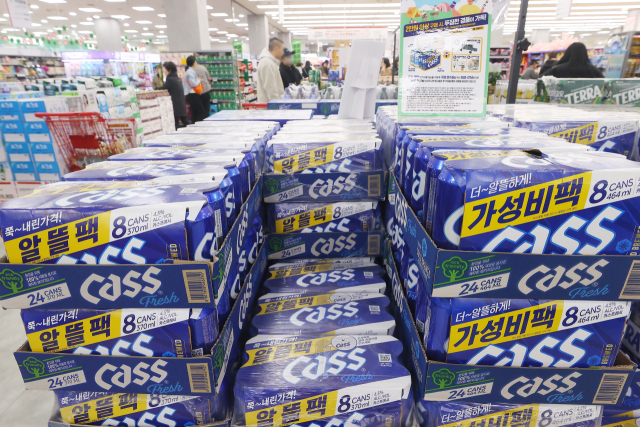 오비맥주가 맥주 시장 점유율 1위인 카스를 비롯한 주요 맥주 제품의 공장 출고 가격을 다음 달 1일부터 평균 2.9% 인상한다. 다만 마트에서 가장 많이 팔리는 카스 500㎖ 캔 제품은 가격을 그대로 유지한다. 사진은 31일 서울의 한 대형마트에 진열된 오비맥주 제품. 연합뉴스