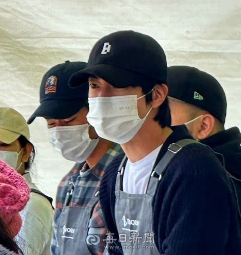 앞치마 두른 'BTS 진', 산불피해지역 안동 길안면서 급식 봉사