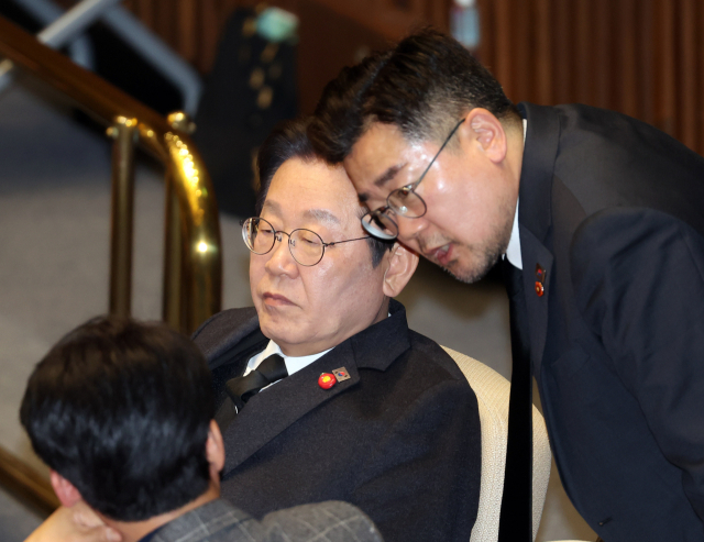 더불어민주당 이재명 대표가 3일 국회 본회의에서 박찬대 원내대표와 대화하고 있다. 연합뉴스