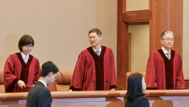 문형배 헌법재판소장 권한대행을 비롯한 헌법재판관들이 27일 일반 헌법소원 사건 선고를 위해 서울 종로구 헌법재판소 대심판정에 입장하고 있다. 연합뉴스