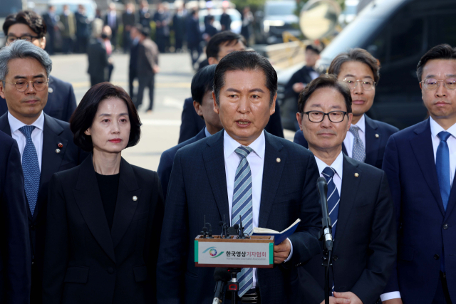 윤석열 대통령 탄핵심판 선고일인 4일 서울 종로구 헌법재판소에서 국회 탄핵소추위원장인 정청래 법제사법위원장이 심판정으로 들어서기 앞서 발언하고 있다. 연합뉴스
