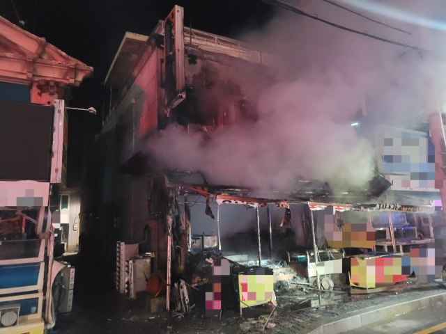 4일 오전 포항시 남구 구룡포읍 한 대게 상가에서 발생한 화재를 소방당국이 진화하고 있다. 경북소방본부 제공.