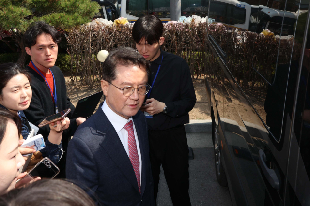 윤석열 대통령의 탄핵심판 선고일인 4일 윤 대통령 측 대리인인 윤갑근 변호사가 서울 종로구 헌법재판소 대심판정에서 나서고 있다. 연합뉴스
