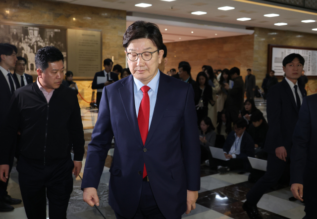 국민의힘 권성동 원내대표가 4일 서울 여의도 국회에서 비상 의원총회에 참석하고 있다. 연합뉴스