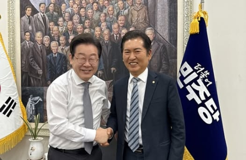 이재명과 웃으며 악수한 정청래 