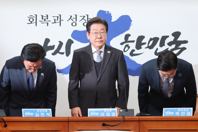더불어민주당 이재명 대표가 4일 서울 여의도 국회에서 헌법재판소의 윤석열 대통령 파면 선고에 대한 입장을 밝히기에 앞서 인사하고 있다. 연합뉴스