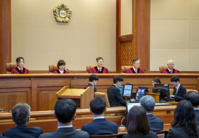 문형배 헌법재판소장 권한대행(가운데)이 4일 서울 종로구 헌법재판소 대심판정에서 윤석열 대통령 탄핵심판 인용 결정문을 낭독하고 있다. 연합뉴스