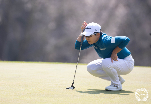 그린을 읽는 신지애. KLPGA 제공