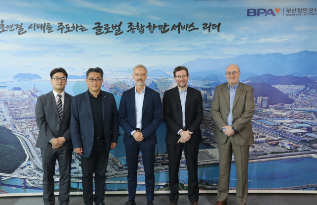 (왼쪽 두 번째부터) 구자림 부산항만공사 글로벌사업단장이 지난 3일 부산항을 방문한 퀴네나겔(Kuehne+Nagel)의 잉베 루드(Ingve Ruud) 부사장과 기념촬영을 하고 있다. [사진=BPA]