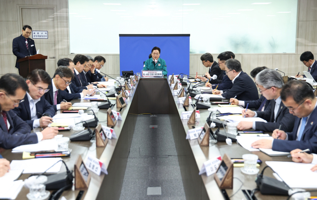 헌법재판소의 윤석열 대통령 파면 선고 직후 박완수 경남도지사(가운데)가 도내 18개 시·군이 긴급 영상회의를 진행하고 있다. [사진=경남도]