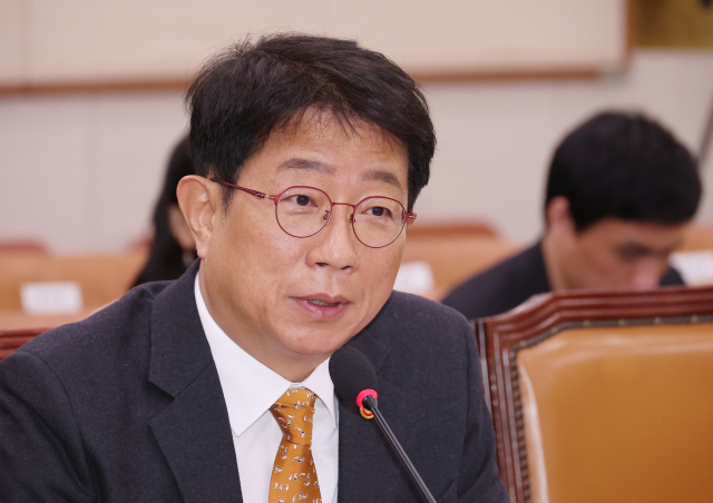 5일 국토교통부에 따르면 국토부는 전날 긴급 간부회의를 열고 주요 과제를 점검하고 충실히 이행할 것을 다짐한 것으로 알려졌다. 지난달 26일 국회에서 열린 법제사법위원회 전체회의에서 박상우 국토교통부 장관이 의원질의에 답하고 있다. 연합뉴스