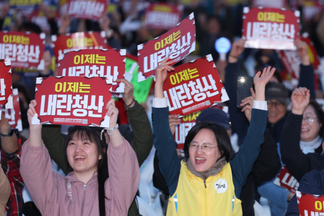 헌법재판소가 윤석열 대통령 파면을 선고한 4일 광주 동구 5·18민주광장에서 열린 광주시민 승리대회에서 시민들이 피켓을 들어올리며 구호를 외치고 있다. 연합뉴스